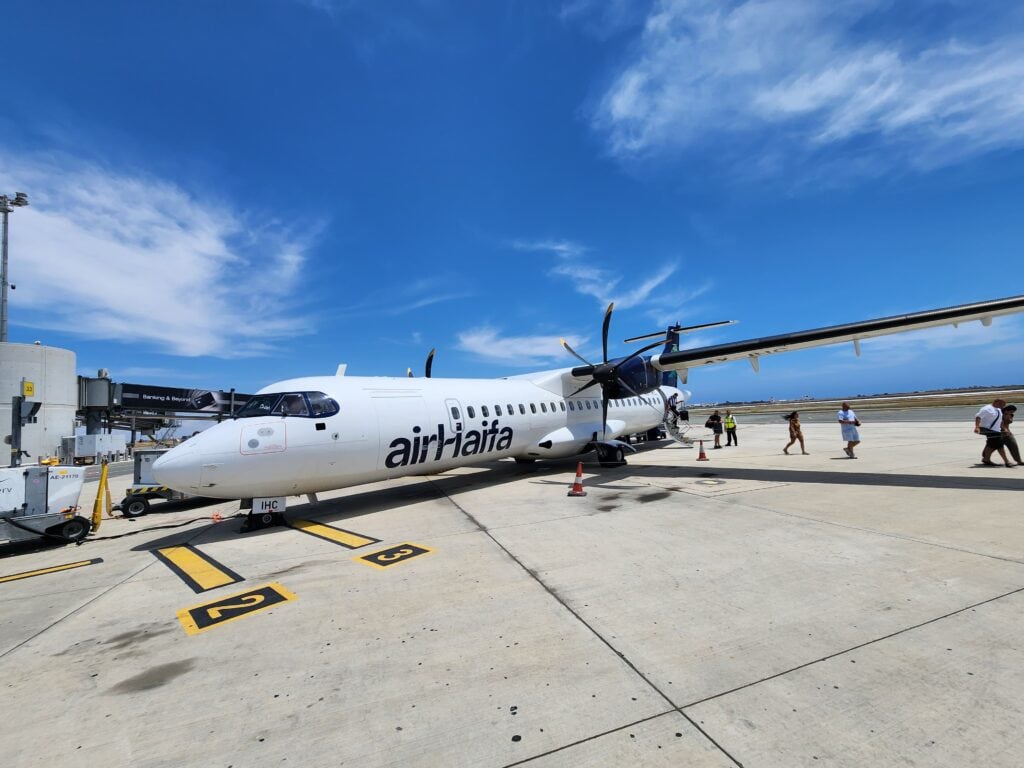 מטוס ATR של Air Haifa לפני המראה לקפריסין